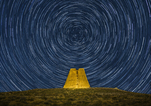 白土崗峰火臺星空星軌夜景