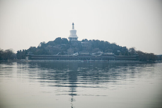 陰天下的北海公園白塔