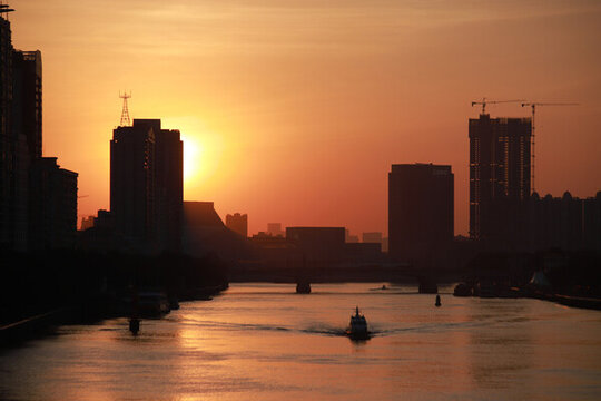 夕陽(yáng)城市剪影