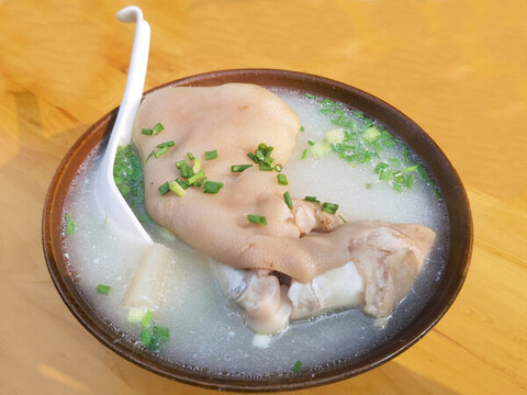 成都市井特色美食蹄花湯