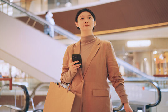 年輕女性手機(jī)支付購物之旅