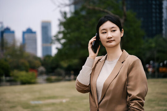 職業(yè)女性在戶外茶歇時打電話
