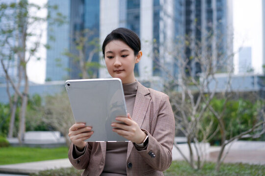 戶外城市景觀中使用筆記本電腦