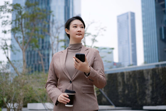 戶外職業(yè)女性茶歇凝視前方