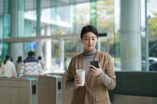 年輕的職業(yè)女性在城市喝咖啡休息