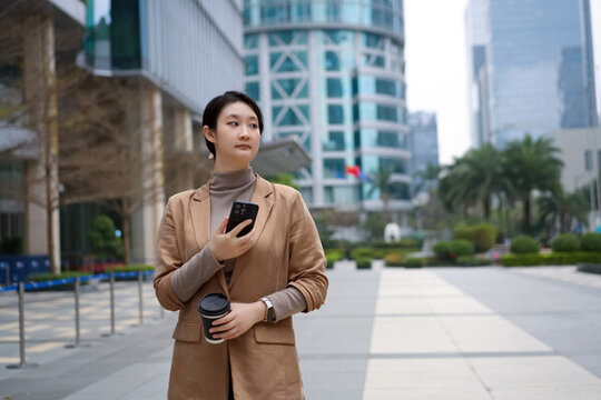 職業(yè)女性在城市休息時喝咖啡