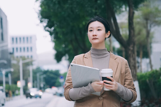 自信的專業(yè)戶外持平板電腦