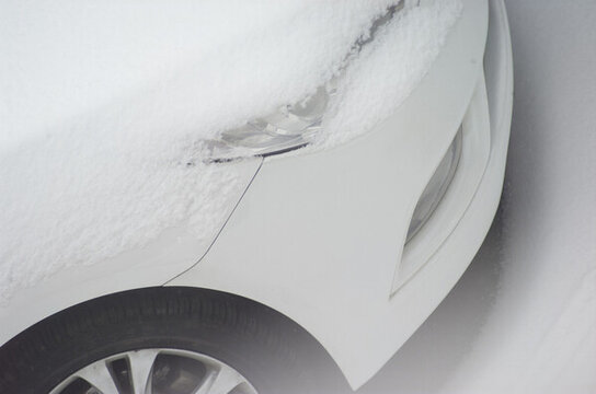 雪地白車