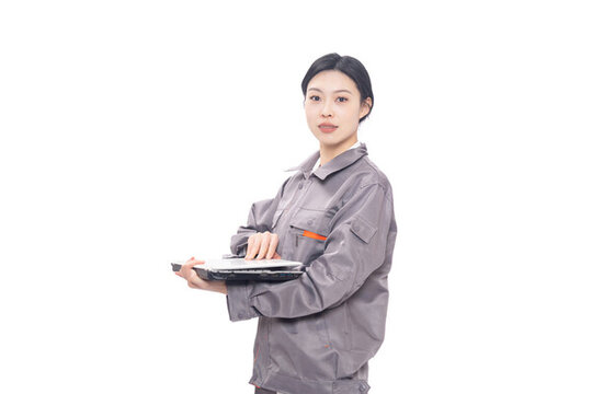 穿著工人服裝女性使用筆記本電腦