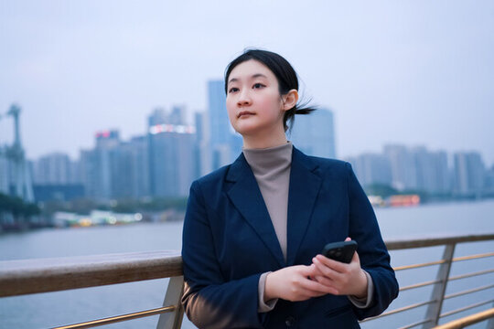 摩天大樓外職業(yè)女性打電話