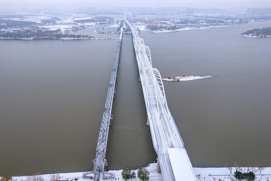 冬天雪后中國(guó)哈爾濱松花江鐵路橋