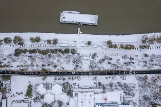 冬天雪后中國哈爾濱松花江碼頭