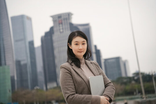 戶外手拿平板電腦的賦權女性