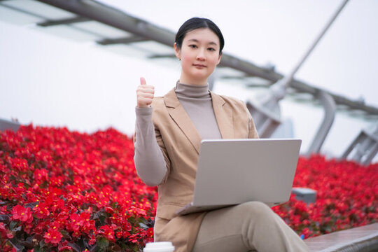 在戶外使用平板電腦的職業(yè)女性