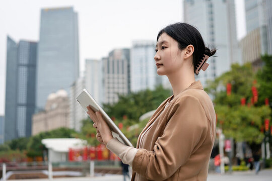 辦公樓外用平板辦公的女性