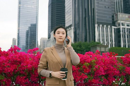戶外職業(yè)女性用智能手機(jī)打電話