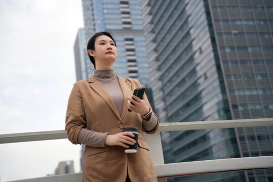 職業(yè)女性在城市橋上茶歇