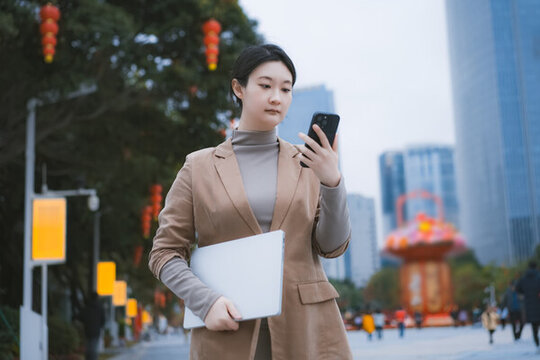 在戶外職業(yè)女性多任務處理工作