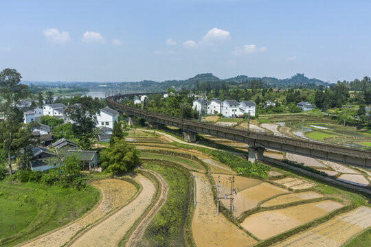 穿越鄉(xiāng)村田園的鐵路線交通運(yùn)輸