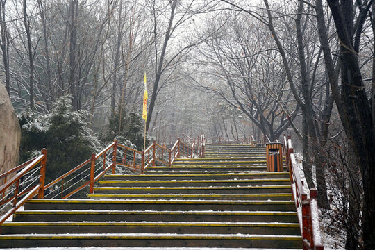 雪中的棧道