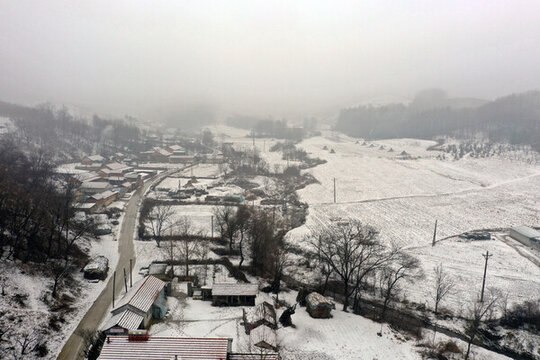 雪后大霧里的村莊