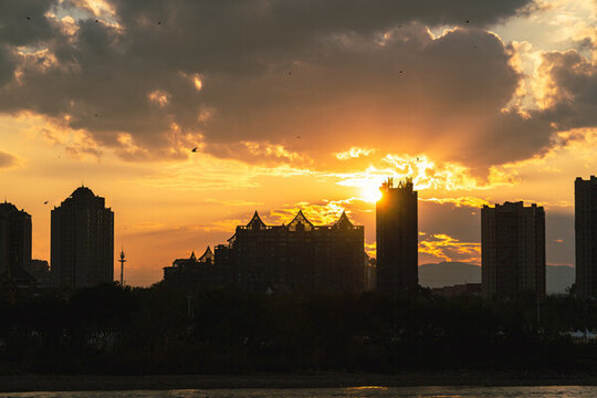 夕陽下的城市輪廓