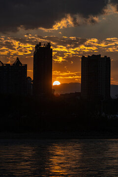 夕陽下的城市輪廓