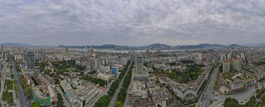 肇慶市城區(qū)與西江全景