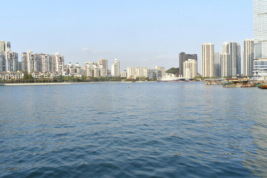 海邊的海景辦公樓和居民樓