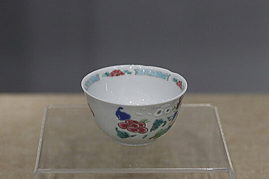 粉彩花卉紋杯