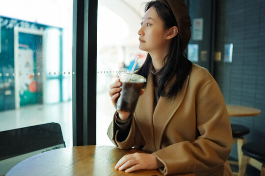 自信女性在喝咖啡思考未來(lái)