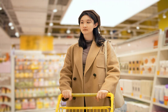 年轻女性超市购物的生活方式