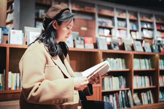 年轻女子在书店专注阅读