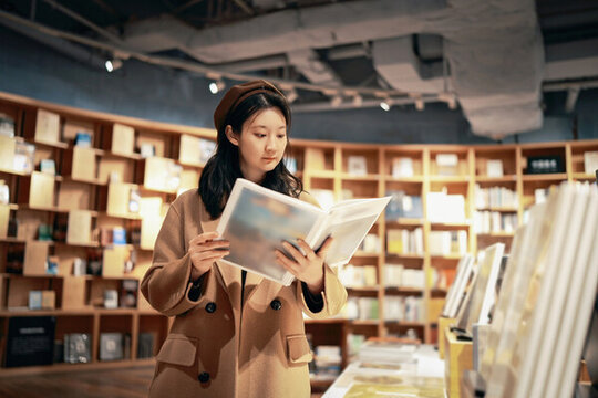 书店独立探索知识学习的女性