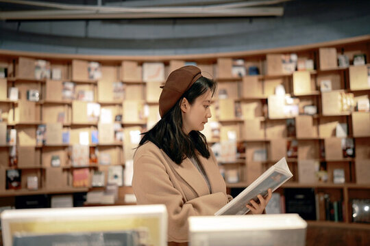 书店独立探索知识学习的女性
