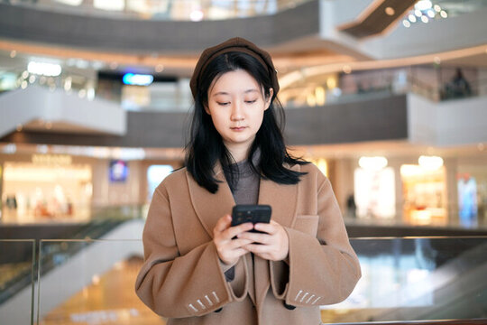 商場(chǎng)年輕女性游覽電子郵件