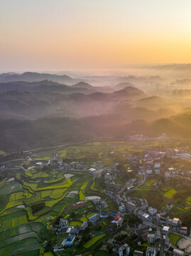日出下的田園鄉(xiāng)村與縣城風(fēng)光