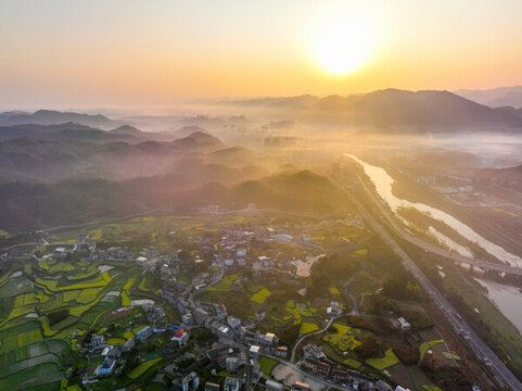 日出下的田園鄉(xiāng)村與縣城風(fēng)光