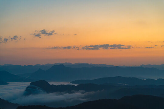 日出前山之間的云海