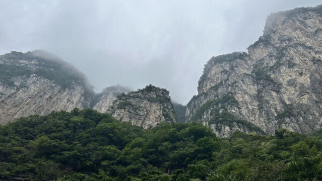 山間雨后霧氣