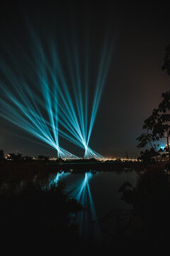 夜空下的燈光橋