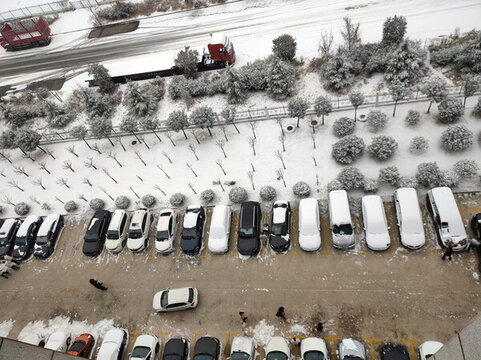 雪后停車場(chǎng)