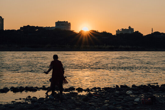 夕陽(yáng)時(shí)在瀾滄江邊玩水人的剪影