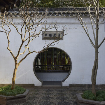 古代庭院里的門洞