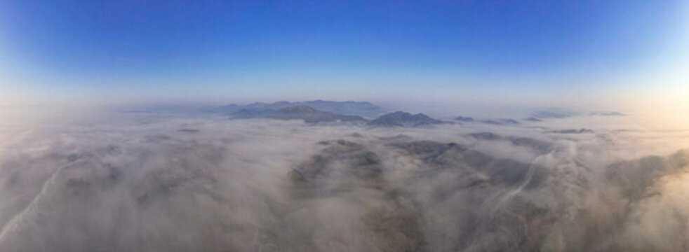 山川丘陵清晨迷霧航拍全景圖