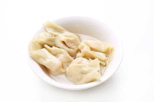碗里裝著鮮蝦云吞