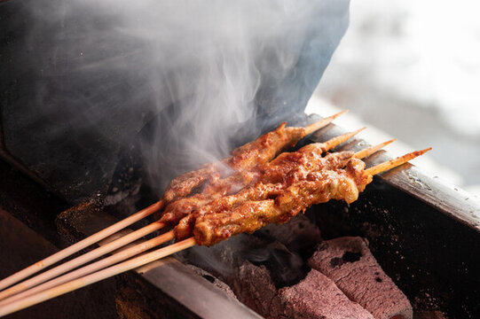街头小吃新疆炭烤羊肉串