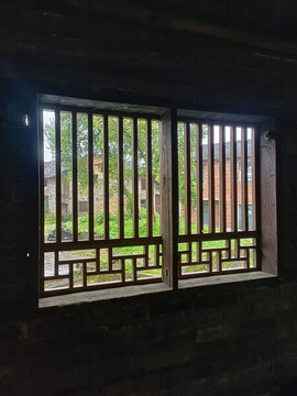 昏暗的老房子木窗