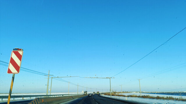 公路天際線雪景藍(lán)天空闊無盡延伸
