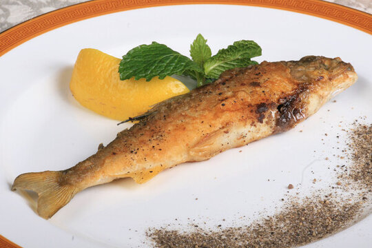 日式料理鐵板燒秋刀魚